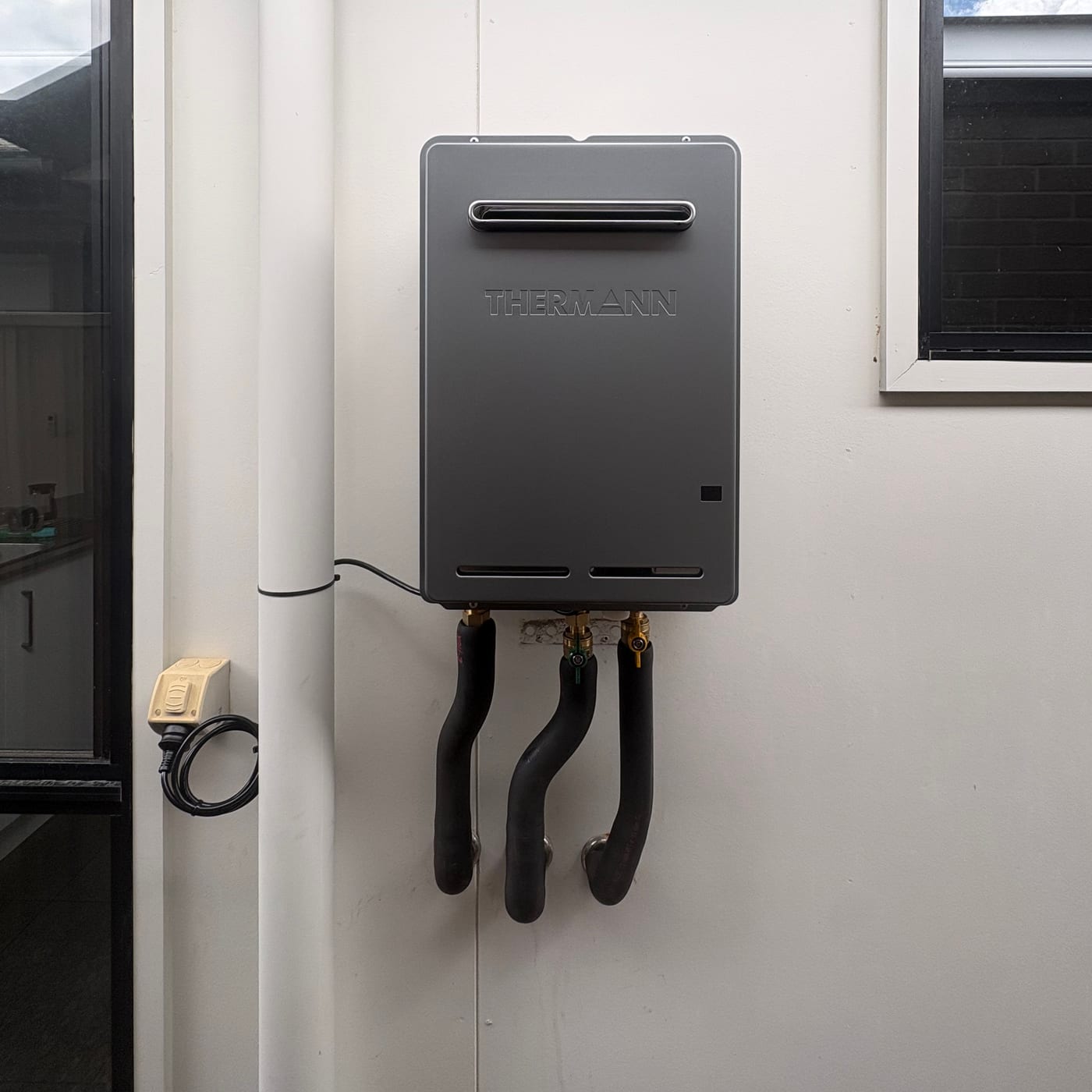 Thermann continuous-flow hot water unit with lagged pipework